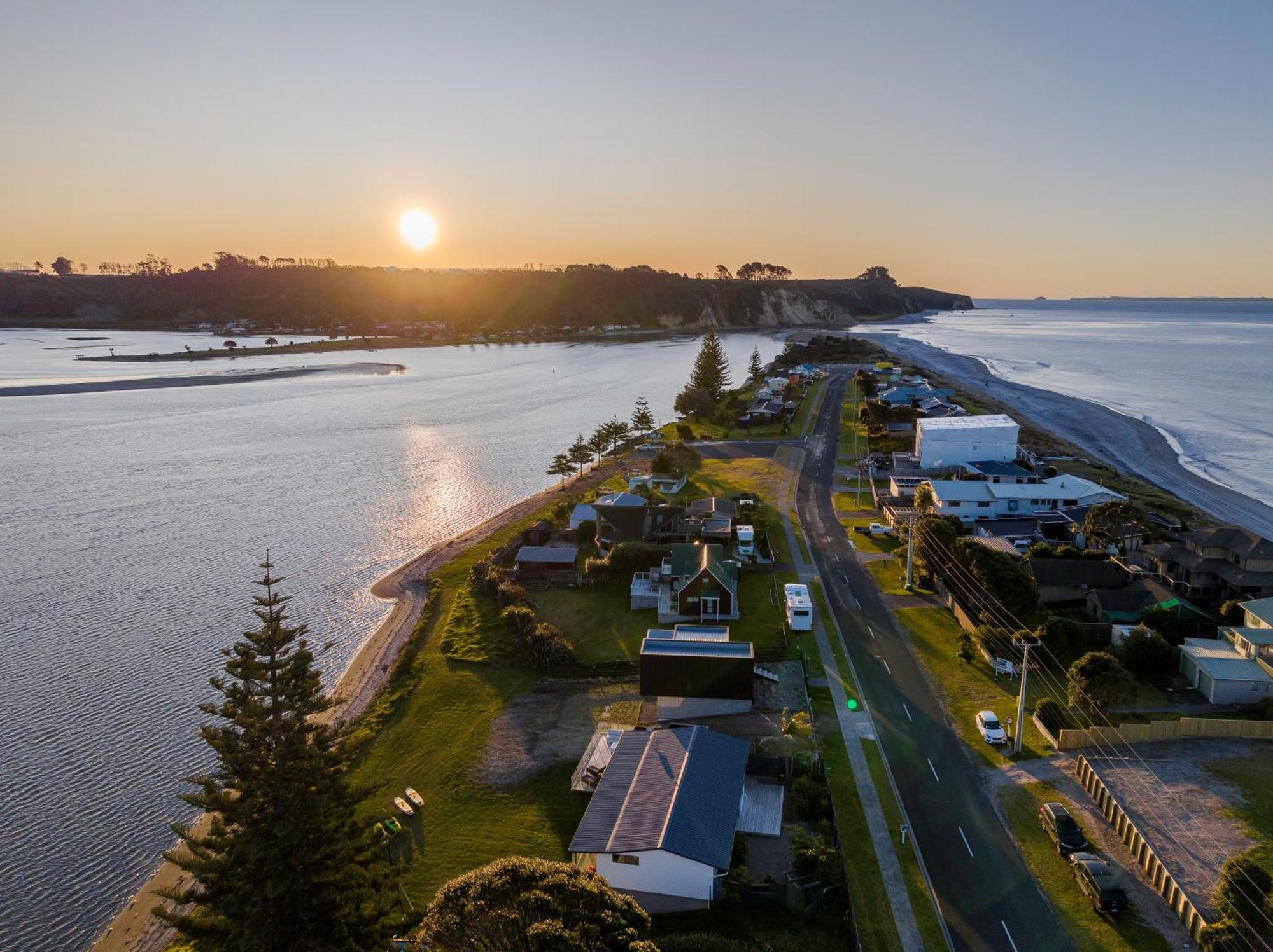Pukehina Estuary Sunset Views Townhouse & Studio エクステリア 写真